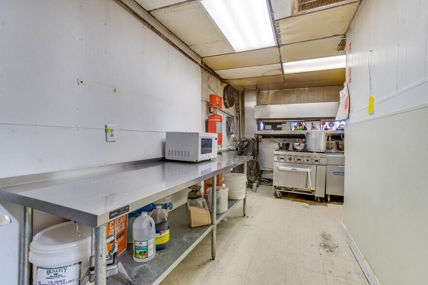 More Photos Of 2915 Market St, Baytown General Retail For Sale