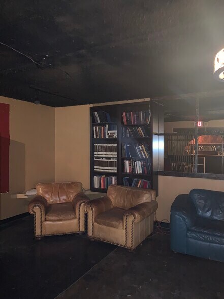 More Photos Of 2424 Dunstan Rd, Houston Bar For Lease