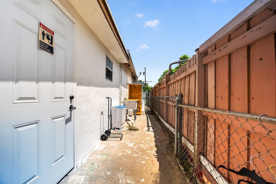 More Photos Of 7151 SW 42nd St, Miami Assisted Living For Sale