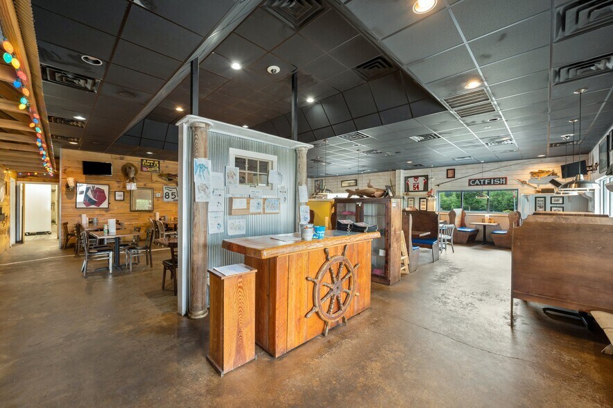 More Photos Of 1296 N Ferdon Blvd, Crestview Restaurant For Sale