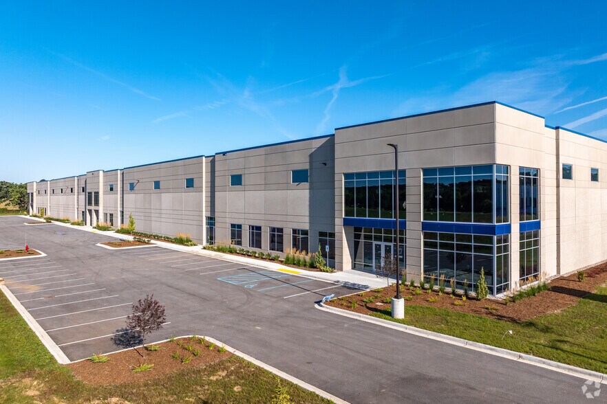 More Photos Of N53W25374 Highlands Court, Sussex Distribution For Lease