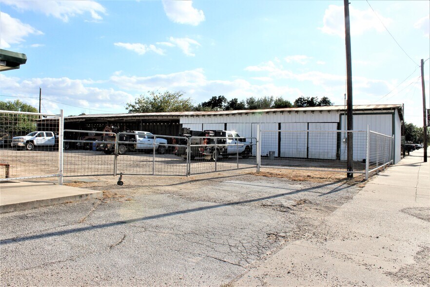 More Photos Of 201 Houston St, George West Warehouse For Lease