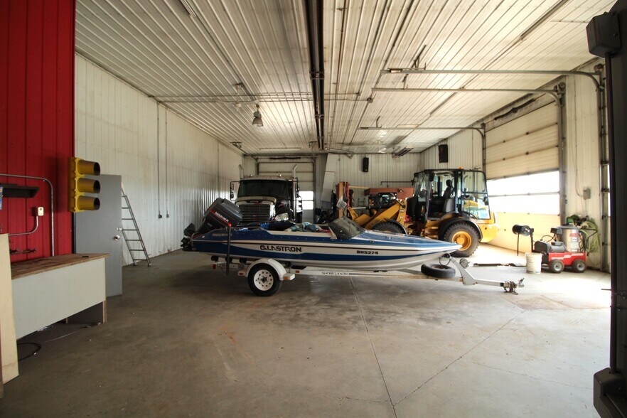 More Photos Of 3208 52 Av, Innisfail Warehouse For Sale
