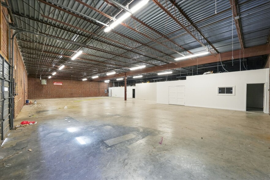 More Photos Of 1225 W Market Center Dr, High Point Warehouse For Lease