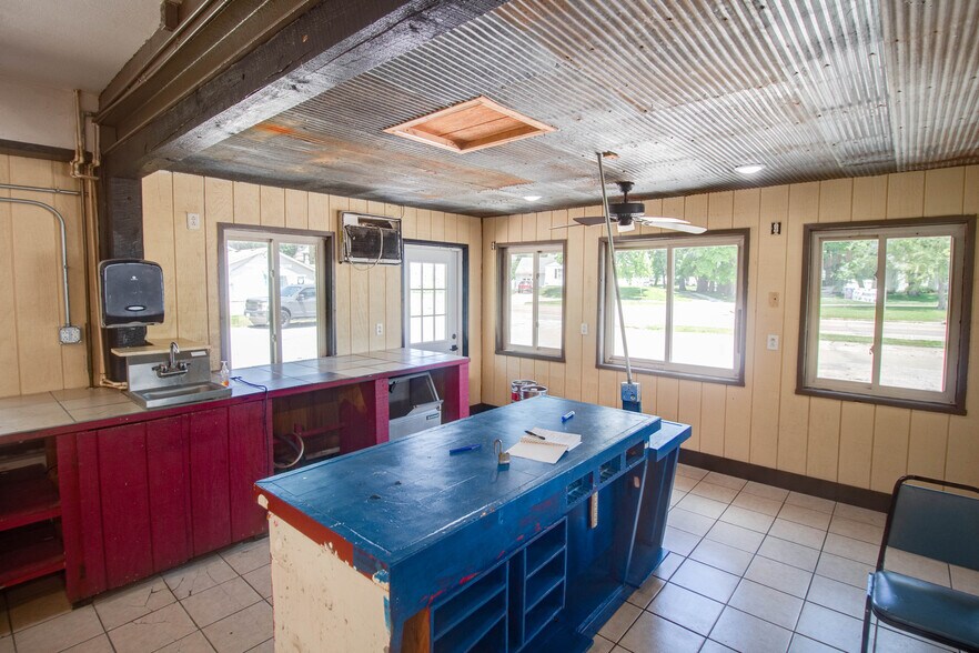 More Photos Of 406 W Carpenter St, Jerseyville Flex For Sale