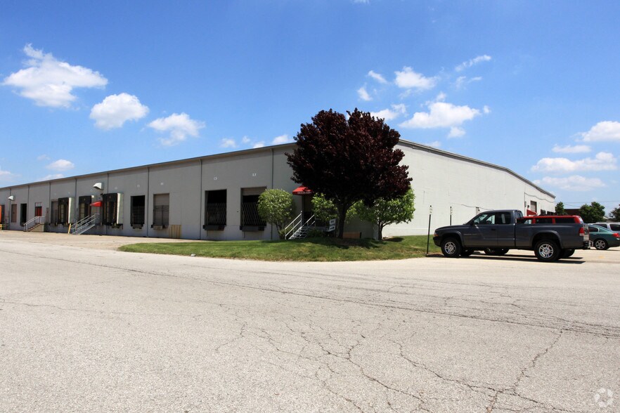 More Photos Of 7725 National Tpke, Louisville Warehouse For Lease