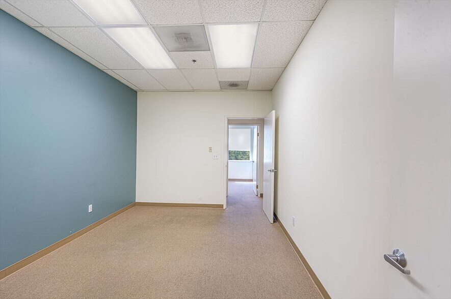 More Photos Of 8911 Lakewood Dr, Windsor Medical For Lease