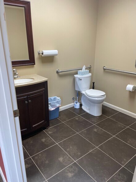 More Photos Of 1818 Union Ave, Altoona Office For Lease