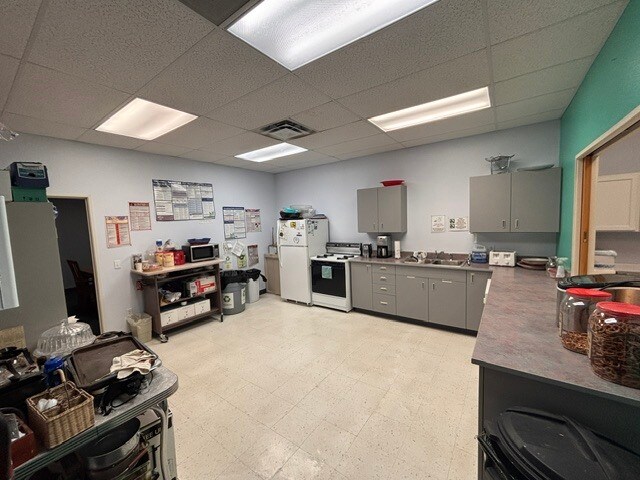 More Photos Of 452 N Switzer Canyon Dr, Flagstaff Showroom For Lease