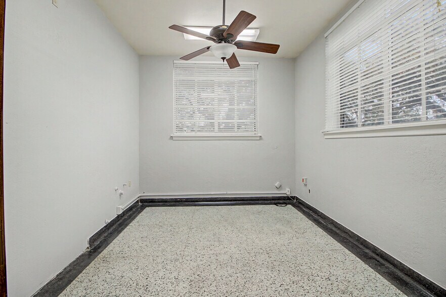 More Photos Of 903 S Texas Ave, College Station Office For Lease