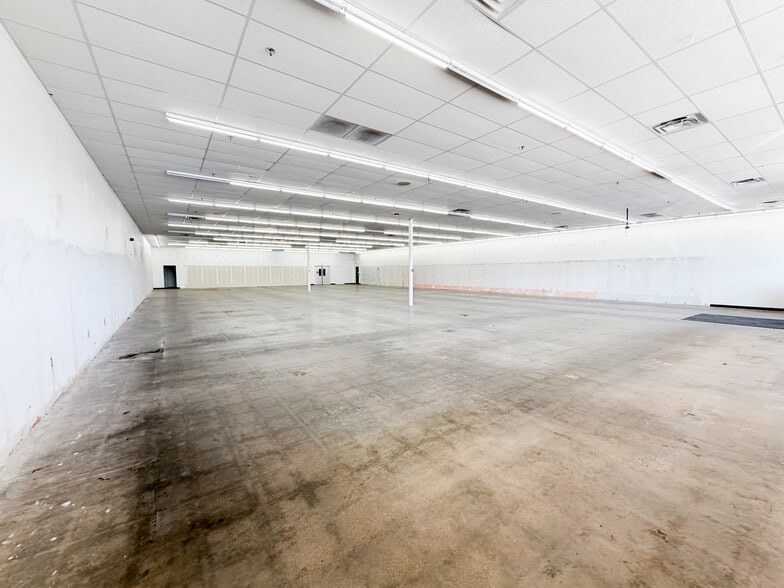 More Photos Of 2502-2504 50th St, Lubbock Freestanding For Lease