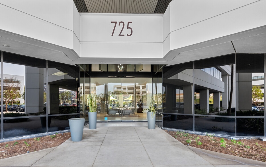 More Photos Of 725 W Town and Country Rd, Orange Medical For Lease