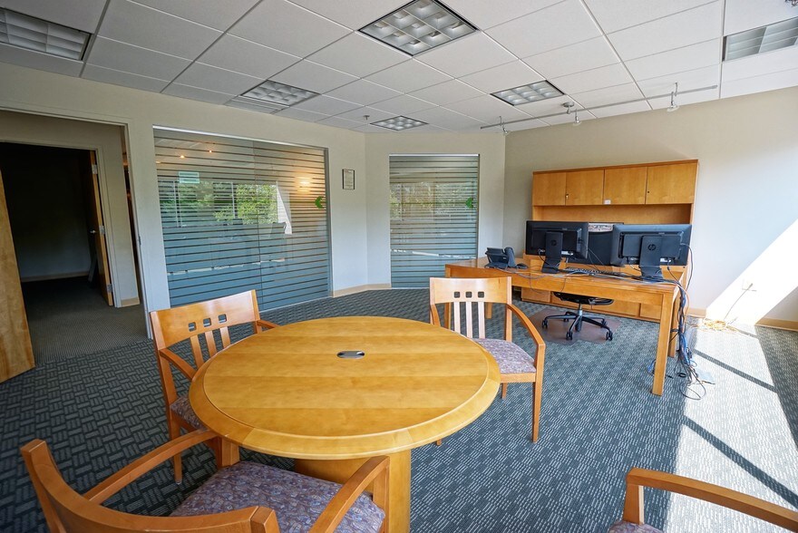 More Photos Of 6 Trafalgar Sq, Nashua Office For Lease