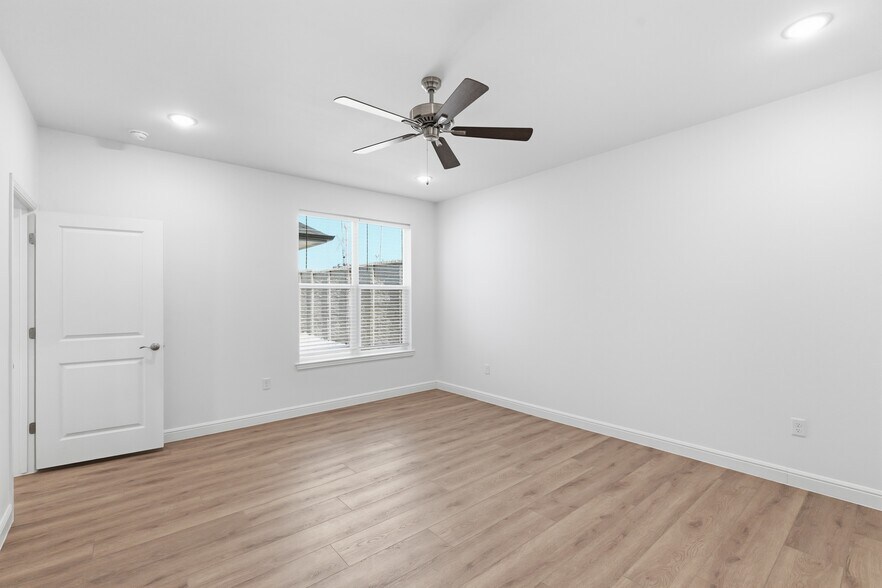 More Photos Of 200-210 Ewell st, Granbury Apartments For Sale