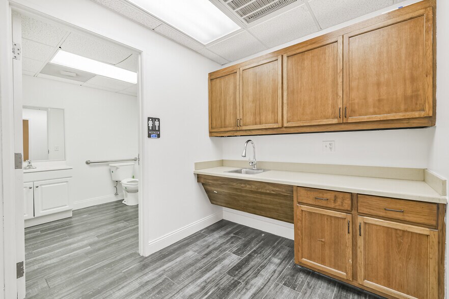 More Photos Of 20550 Townsen Blvd, Humble Office For Sale