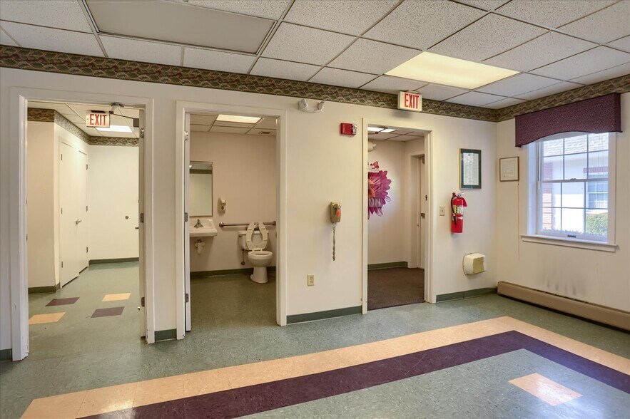 More Photos Of 1784 4th Ave, York Office For Sale