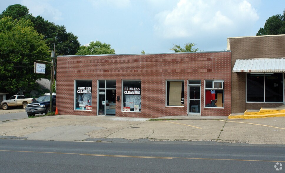 More Photos Of 817 W South St, Benton Freestanding For Lease