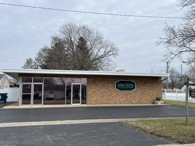 Primary Photo Of 103 E 3rd St, Aroma Park Office For Sale