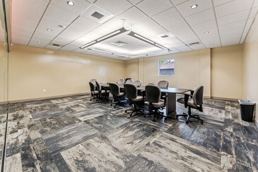 More Photos Of 2105 Northwest Blvd, Newton Office For Sale