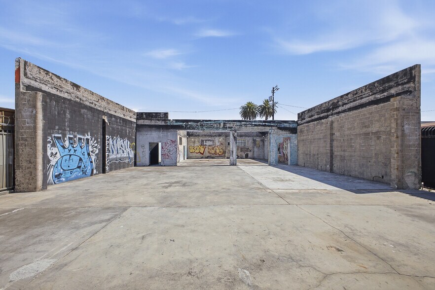 More Photos Of 818-828 E Manchester Ave, Los Angeles Warehouse For Sale
