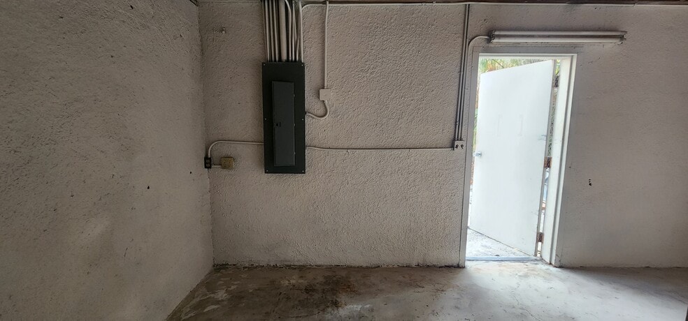 More Photos Of 284 S Center St, Pierson Auto Repair For Lease