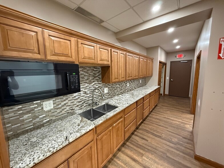 More Photos Of 21012 Aurora Rd, Bedford Showroom For Lease