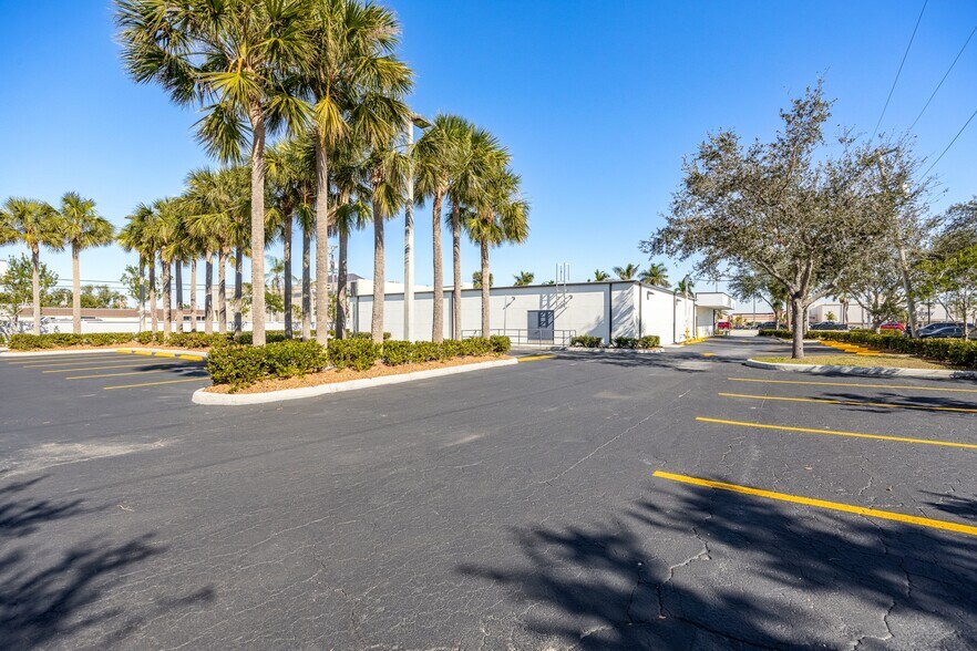 More Photos Of 4150 S Cleveland Ave, Fort Myers Freestanding For Sale