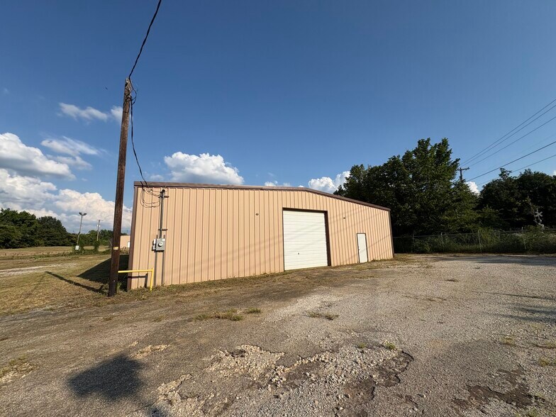 More Photos Of 1516 S Sycamore St, Palestine Warehouse For Lease