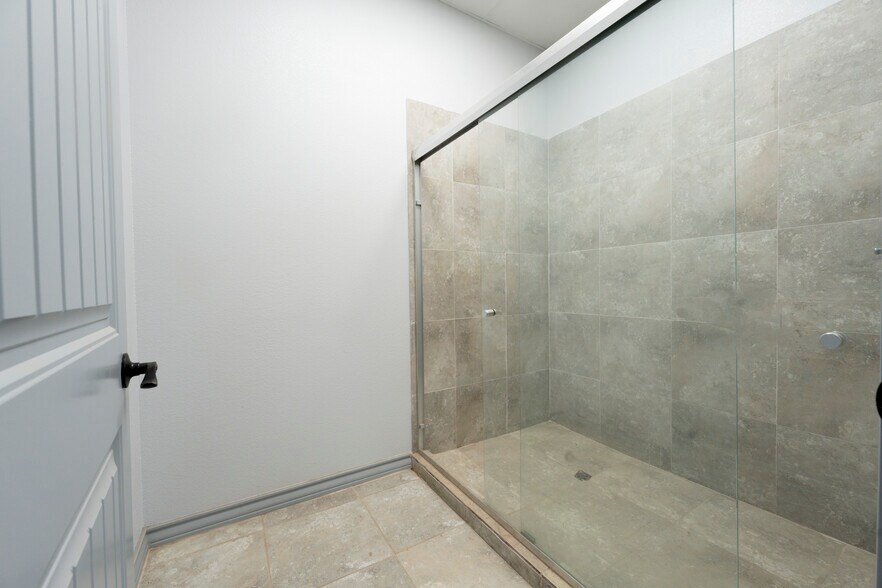 More Photos Of 1508 County Road 1105, Midland Warehouse For Lease