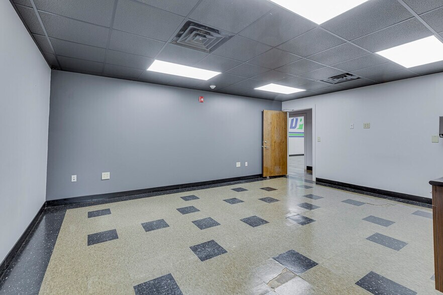 More Photos Of 211 N Pleasantburg Dr, Greenville Light Manufacturing For Sale