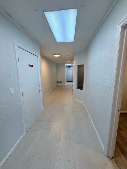 More Photos Of 325 W Venice Ave, Venice Storefront Retail Office For Lease