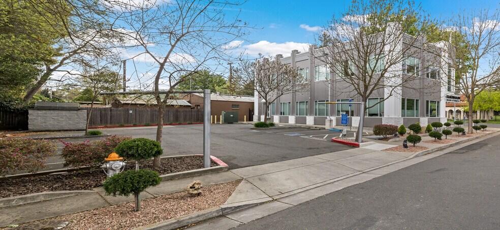 More Photos Of 2725 Riverside Blvd, Sacramento Coworking Space