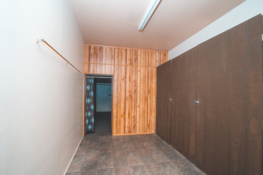 More Photos Of 20942-20948 Bloomfield Ave, Lakewood Unknown For Lease