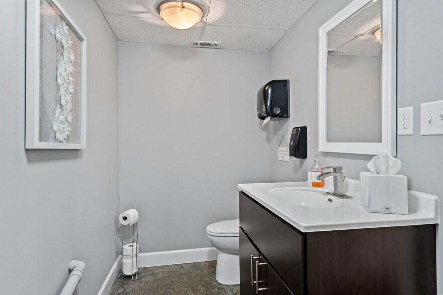 More Photos Of 2445 S 5th St, Springfield Office For Sale