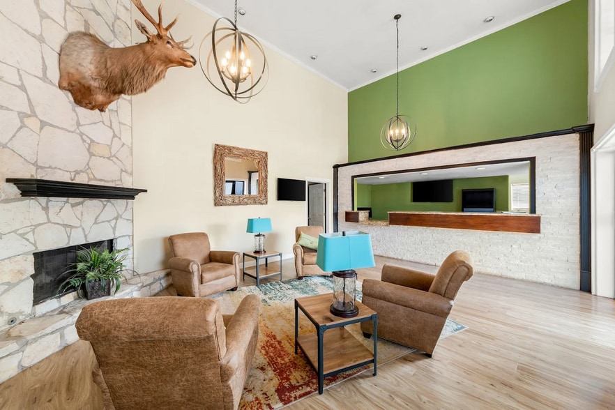 More Photos Of 208 Nueces St, George West Hotel For Sale