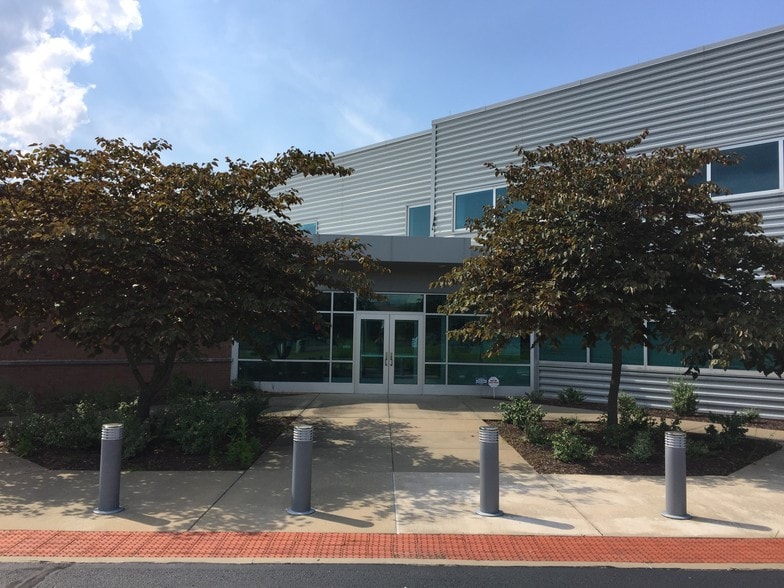 More Photos Of 187 Northpointe Blvd, Freeport Research And Development For Lease