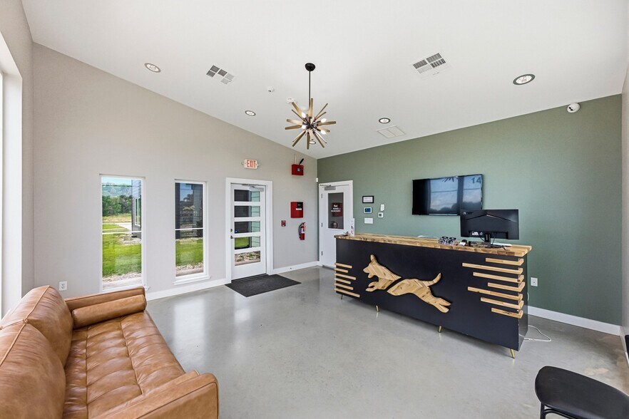 More Photos Of 1410 Live Oak Rd, Leander Showroom For Sale