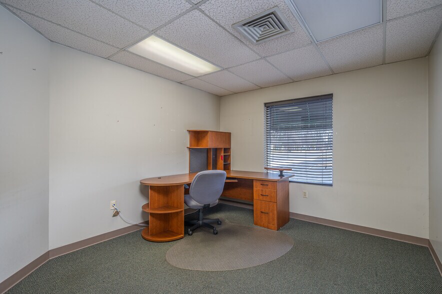 More Photos Of 5025 Dorr St, Toledo Showroom For Sale