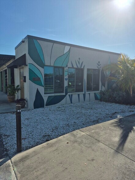More Photos Of 2280 Main St, Sarasota Freestanding For Lease