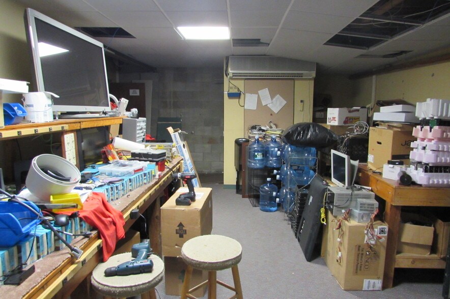 More Photos Of 20 Industrial Dr, Middletown Light Manufacturing For Sale