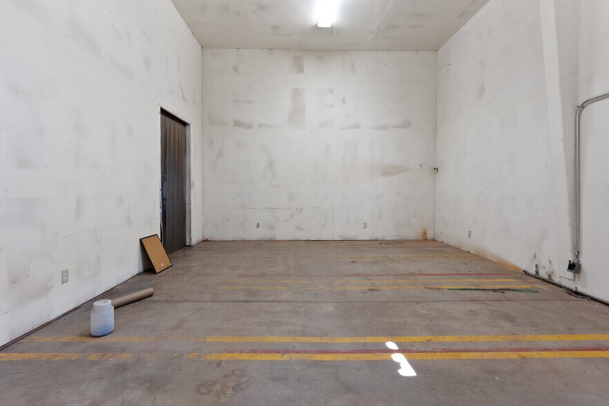 More Photos Of 220 E Commercial Ave, El Centro Manufacturing For Sale