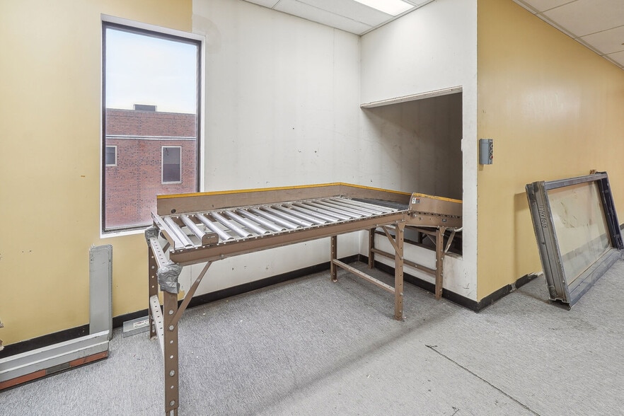 More Photos Of 1300 Rue De Louvain O, Montréal Light Manufacturing For Lease