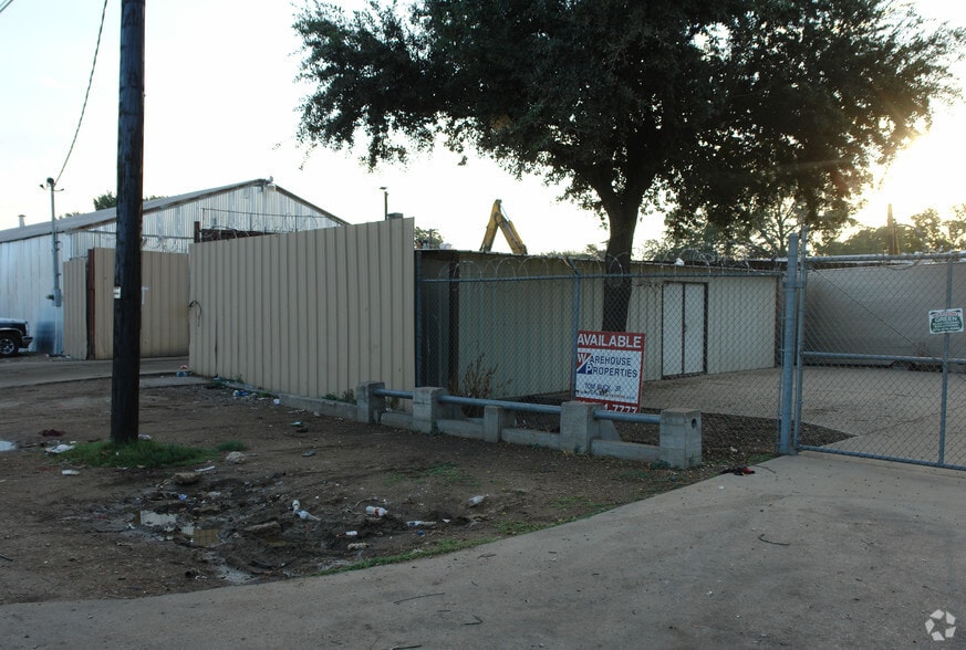 More Photos Of 1100-1104 Rock Island St, Dallas Warehouse For Lease