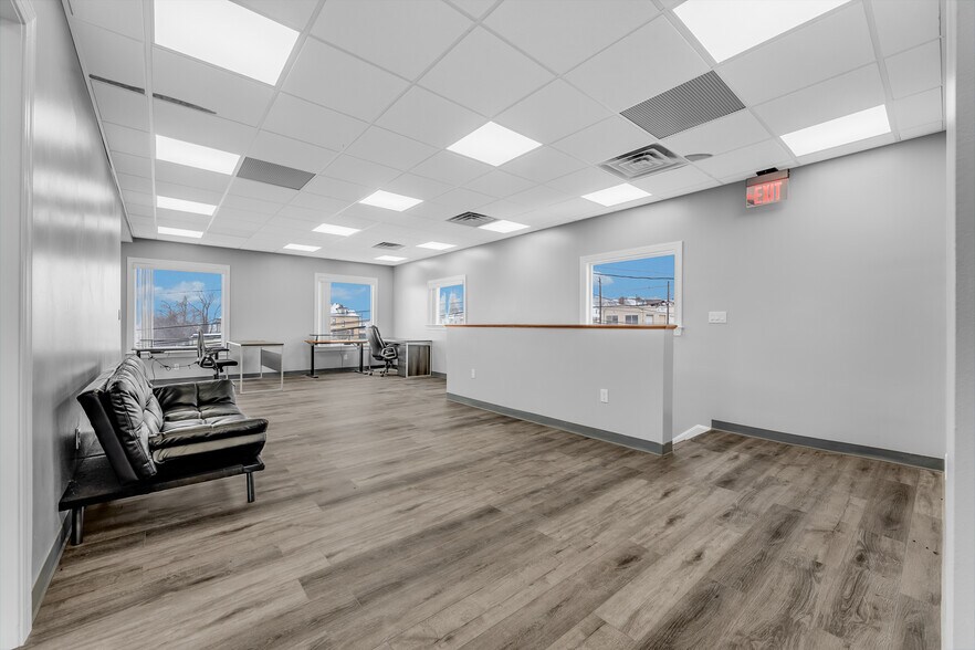 More Photos Of 205 10th St, Fairmont Office For Sale
