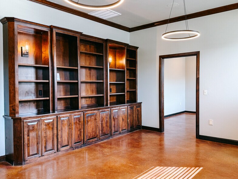 More Photos Of 600 W 18th St, Edmond Flex For Lease