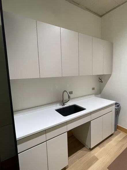 More Photos Of 400-410 N Hermitage Ave, Chicago Flex For Lease