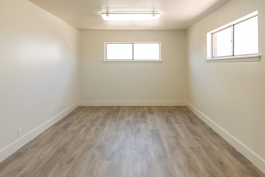 More Photos Of 307-311 Lombrano St, San Antonio Warehouse For Sale