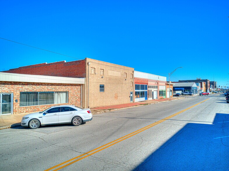 More Photos Of 212 W Main St, Shawnee Storefront Retail Office For Lease