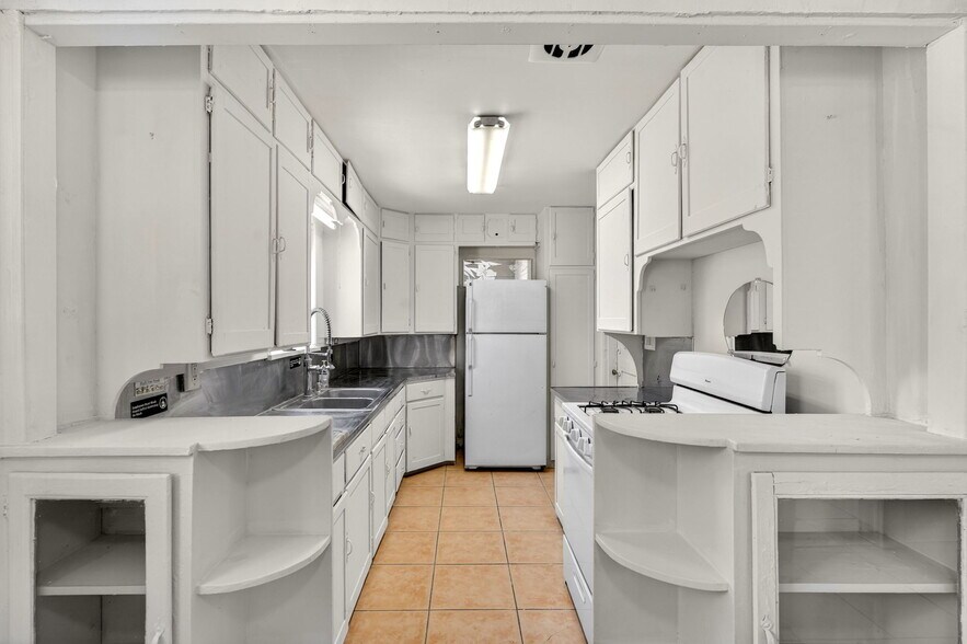 More Photos Of 4401 N 16th St, Phoenix Freestanding For Lease