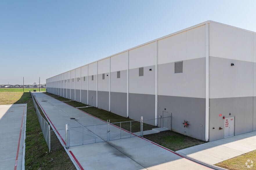More Photos Of 5477 Business Park Dr, Rosenberg Warehouse For Lease